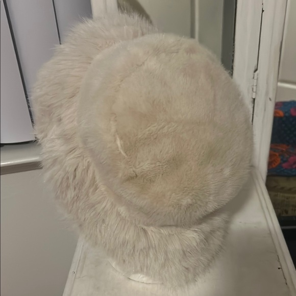 Steve Madden Cream Faux Fur Hat Plush Wide Band - Picture 3 of 7